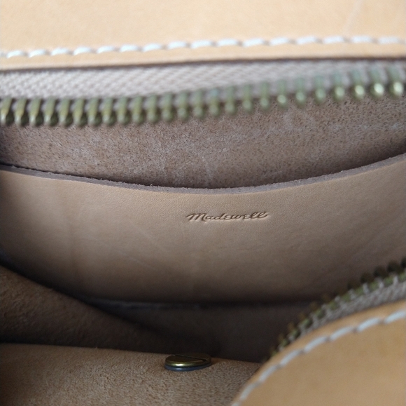 Madewell The Marfa Simple Circle Crossbody Bag In Natural Buff Colorway - Picture 9 of 9